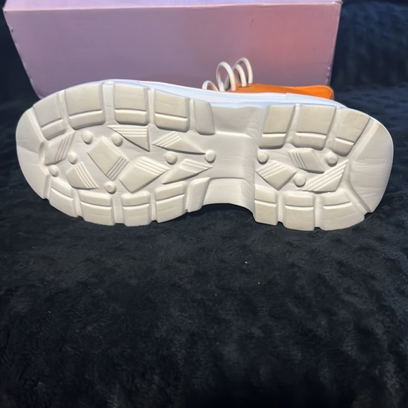 Bernard’s high top - Picture 3 of 11